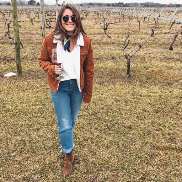 *MEET YOUR POSHER* Hey, I’m Julia! 🙂 - Picture 11 of 14